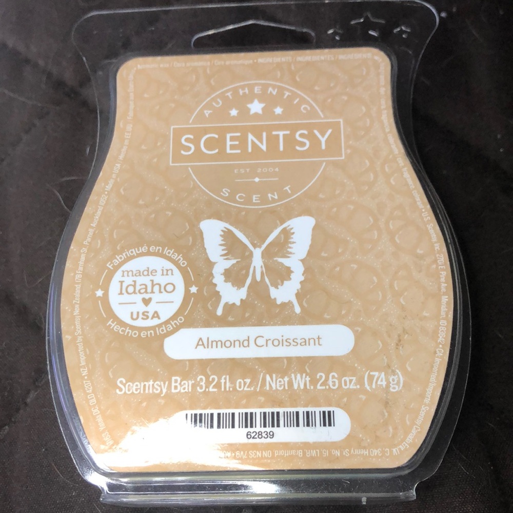 Scentsy wax bar brand new. Scent is Almond Croissant